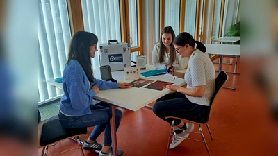 Schülerinnen des Ignaz-Taschner-Gymnasiums lernen beim Escape-Games viel - und haben Spaß dabei. (Foto: AELF FFB)