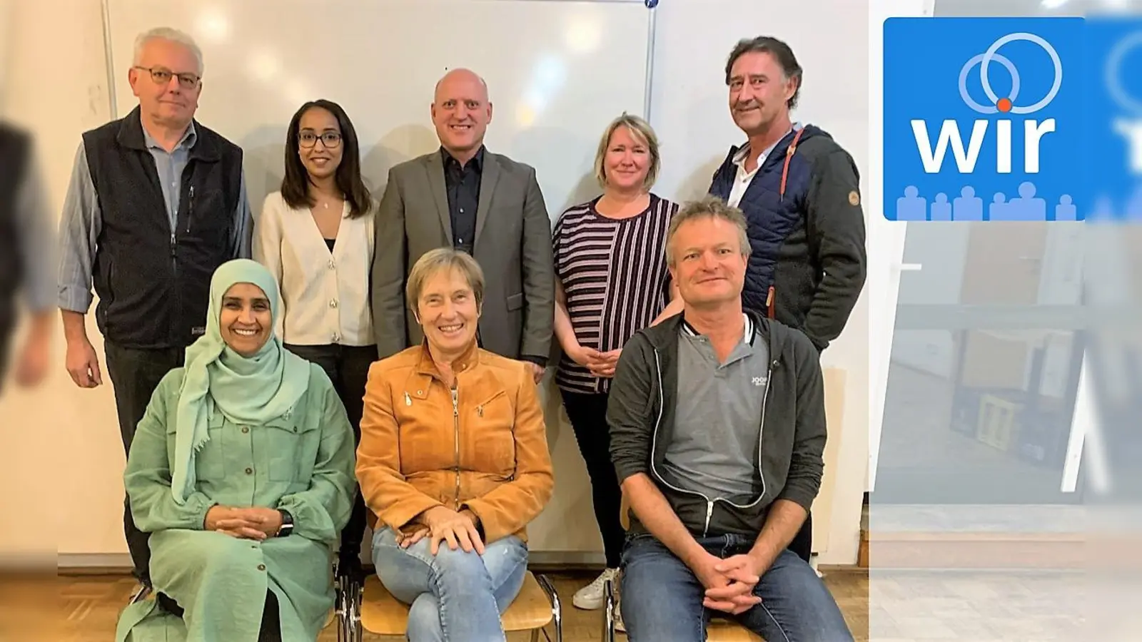 Die neue WIR-Vorstandschaft (von li) Franz Haas, Ruweida Berhanu, Wolfgang Moll, Mandy Merwerth, Günter Mayerhanser, (vorne von li) Huda Berhanu, Gaby Siegl und Markus Witte.<br> (Foto: WIR e.V.)