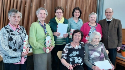 Bei der Jahreshauptversammlung wurden langjährige Mitglieder der Frauengemeinschaft geehrt (hinten von links): Erna Klingensteiner (45 Jahre), Irmgard Mayer (45 Jahre), Christine Sedlmair (40 Jahre), Annemarie Orthofer (25 Jahre), Annemarie Heigl (25 Jahre), Pfarrer Wagner sowie (vorne sitzend) Inge Lehner (1. Vorstand) mit Rosina Riedmair (45 Jahre). (Foto: kath. Frauengemeinschaft)