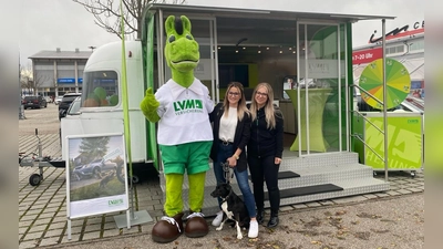 Das LMV-Team (von li) mit Leon Starke alias Pferdi, Agenturinhaberin Svantje Schumann, Jessica van Holt und Agentur-Hund Marley. (Foto: LVM Agentur Schumann)