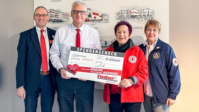 Freude über die Spende (von links): Bernhard Seidenath (BRK Kreisvorsitzender), Markus Knorr (Verkäufer bei Polstermöbel Fischer), Edda Drittenpreis (Leiterin der Dachauer Tafel) und Angelika Gumowski (stv. BRK-Kreisvorsitzende). (Foto: Polster Fischer)