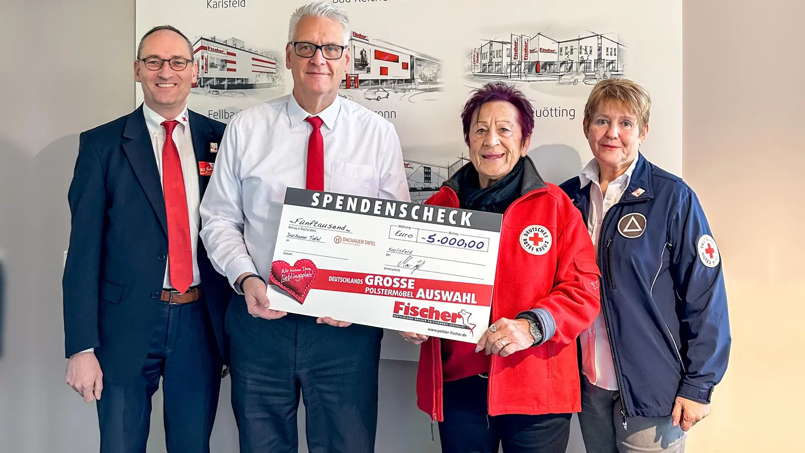Freude über die Spende (von links): Bernhard Seidenath (BRK Kreisvorsitzender), Markus Knorr (Verkäufer bei Polstermöbel Fischer), Edda Drittenpreis (Leiterin der Dachauer Tafel) und Angelika Gumowski (stv. BRK-Kreisvorsitzende). (Foto: Polster Fischer)