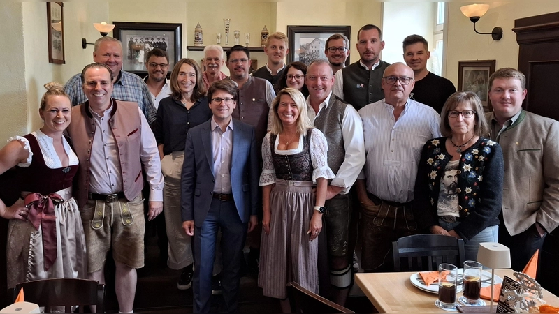 OB Florian Hartmann, Wirte, Brauerei- und Schaustellervertreter freuen sich auf das bevorstehende Fest. (Foto: jj)