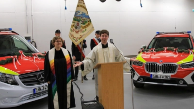 Pfarrerin Lisa Bühler von der Friedenskirche und Pfarrvikar Jasper Gülden vom Pfarrverband St. Jakob segneten die neuen Fahrzeuge. (Foto: Stadt Dachau, F. Göttler)