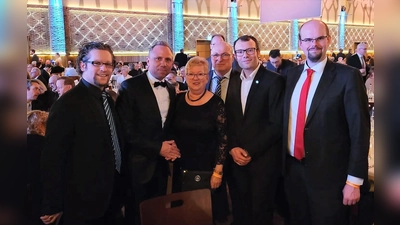 Landesvorsitzender Sven Baumeister, Umweltminister Thorsten Glauber, Brigitte und Werner Dornstädter, Stadtrat Markus Erhorn und Andreas Brüstle (von li) beim Neujahrsempfang. (Foto: Freie Wähler)