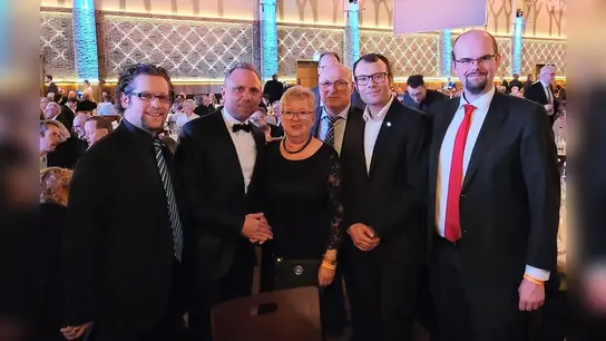 Landesvorsitzender Sven Baumeister, Umweltminister Thorsten Glauber, Brigitte und Werner Dornstädter, Stadtrat Markus Erhorn und Andreas Brüstle (von li) beim Neujahrsempfang. (Foto: Freie Wähler)