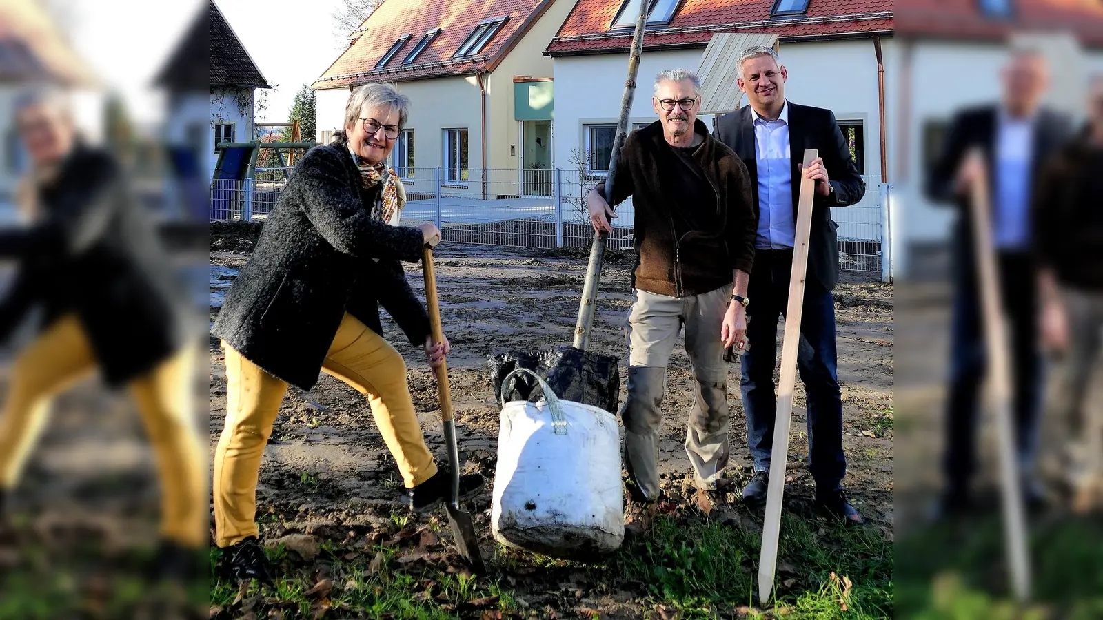 Pflanzen gemeinsam eine Silberlinde (von li) Karin Frank, Vorsitzende des Gartenbauvereins G-W-E, Werner Gruber, Vorsitzender des Kreisverbands Dachau und<br>1. Bürgermeister Christian Blatt. (Foto: Gemeinde Erdweg)
