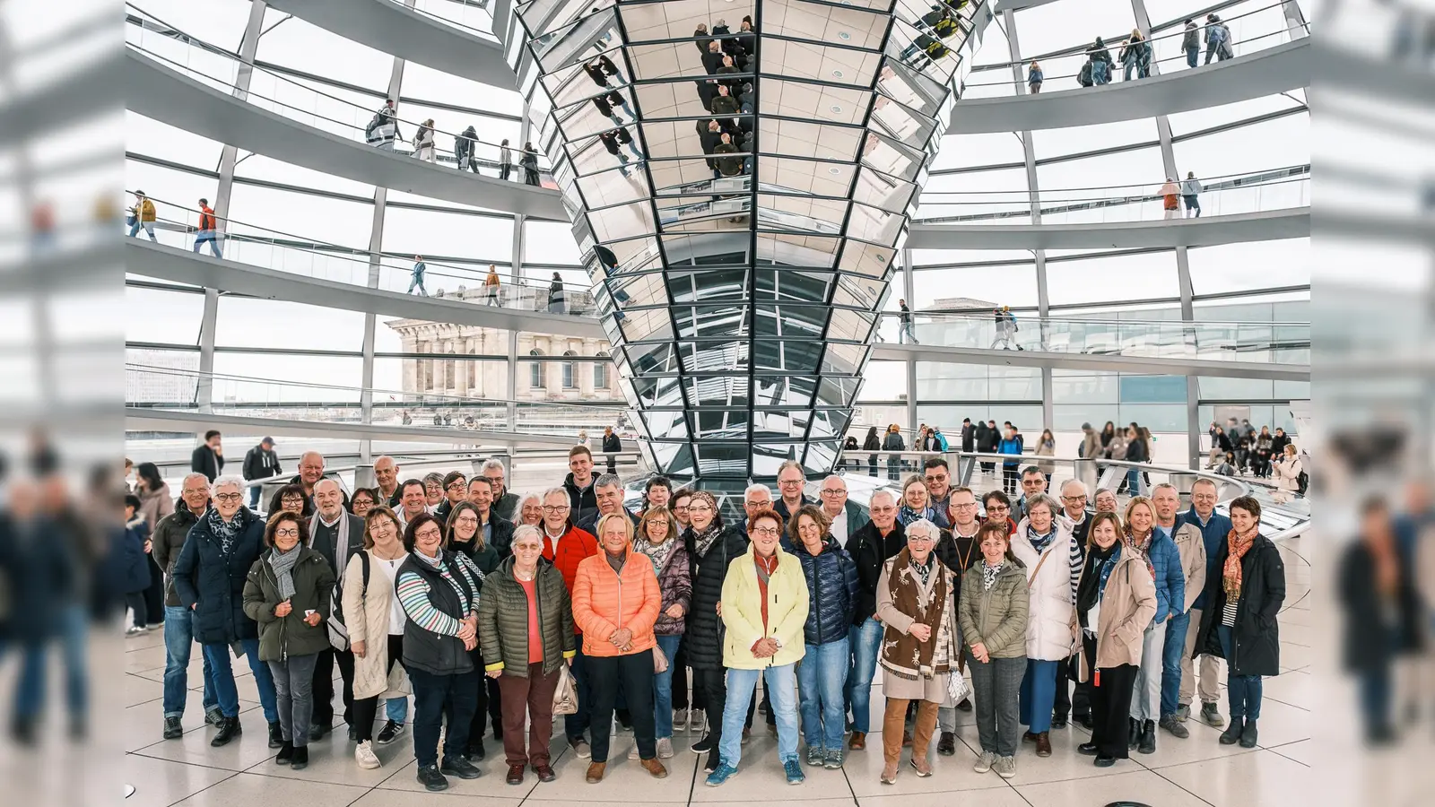 Die Gruppe genoss von der Kuppel des Reichstags aus den Rundblick über Berlin. (Foto: Bundesregierung / StadtLandMensch-Fotografie)