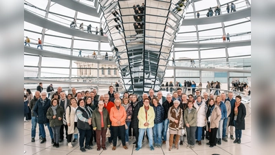 Die Gruppe genoss von der Kuppel des Reichstags aus den Rundblick über Berlin. (Foto: Bundesregierung / StadtLandMensch-Fotografie)