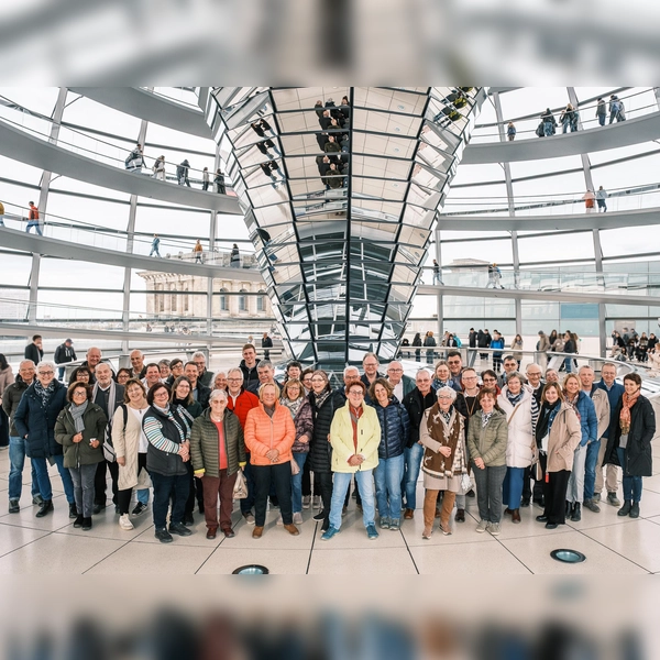 Die Gruppe genoss von der Kuppel des Reichstags aus den Rundblick über Berlin. (Foto: Bundesregierung / StadtLandMensch-Fotografie)