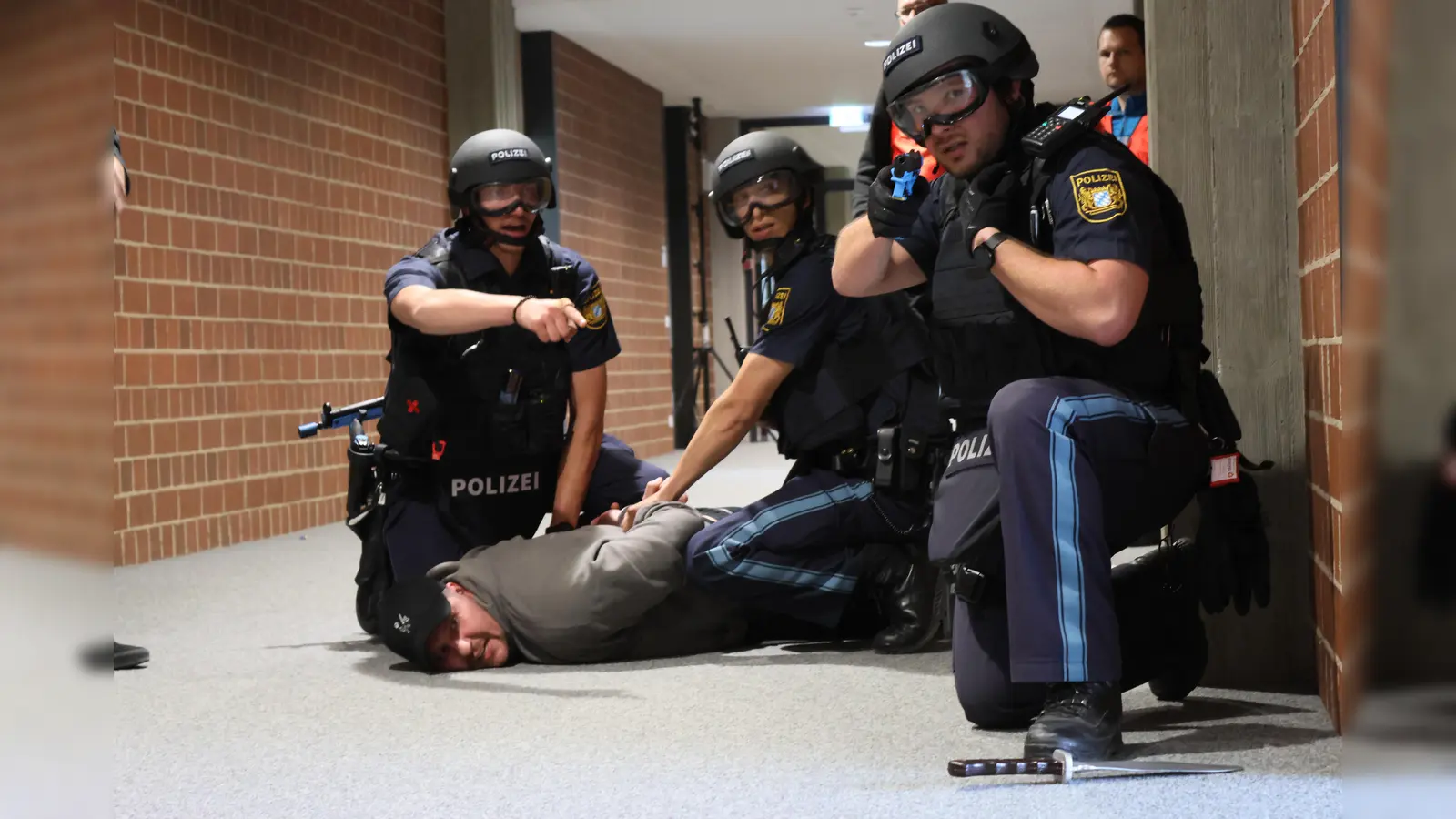 Auch Bedrohungslagen mit Messern war Bestandteil der zweitägigen Übung. (Foto: PI Dachau)