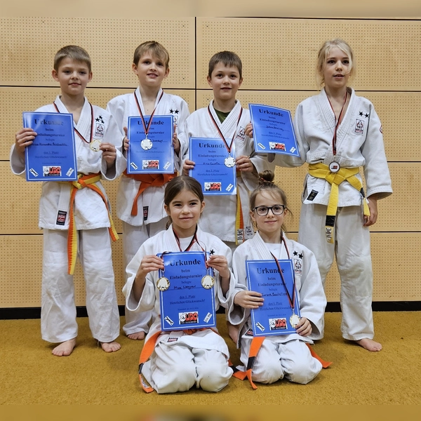Die Gündinger Judoka zeigten sehr gute Leistungen (von links): sitzend Mira Wegner und Emma Boutelliez (je 1. Pl.); stehend Nico Prichodko (1. Pl.), Michael Ismayr und Nico Canella (je 2. Pl.) sowie Julius Häring (3. Pl.). (Grafik: SV Günding)