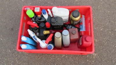Eine Kiste mit Problemabfällen, die allesamt ins Giftmobil gehören. (Foto: Kommunale Abfallwirtschaft)