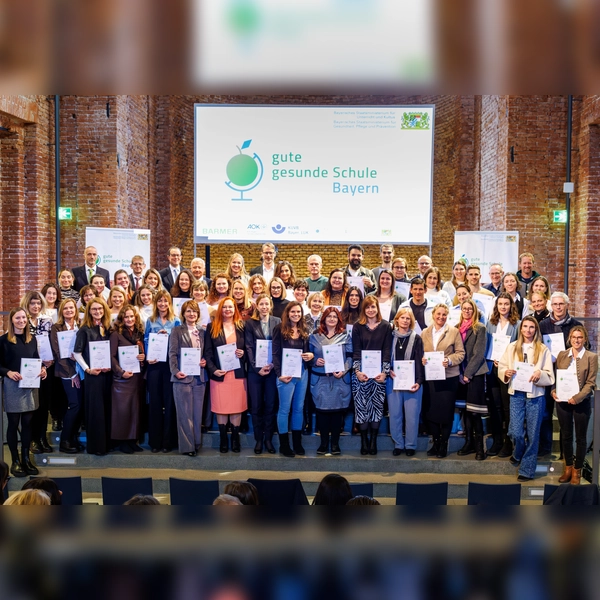 Zahlreiche Vertreterinnen und Vertreter der Schulen nahmen die Urkunden entgegen - hier das Gruppenfoto für Oberbayern. (Foto: Matthias Balk/Bayerisches Staatsministerium für Unterricht und Kultus)