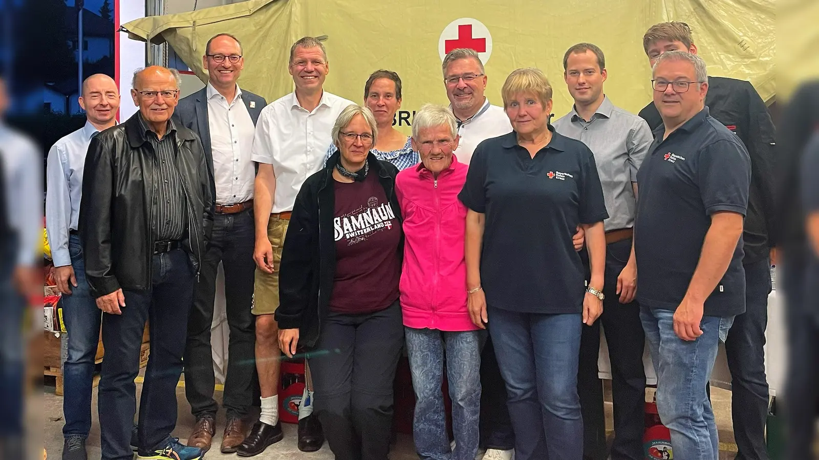 Bereitschaftsleiter Benedikt Jung (hinten, 2. von re) mit seinem ehrenamtlichen Team und den Gästen.  (Foto: BRK Dachau)