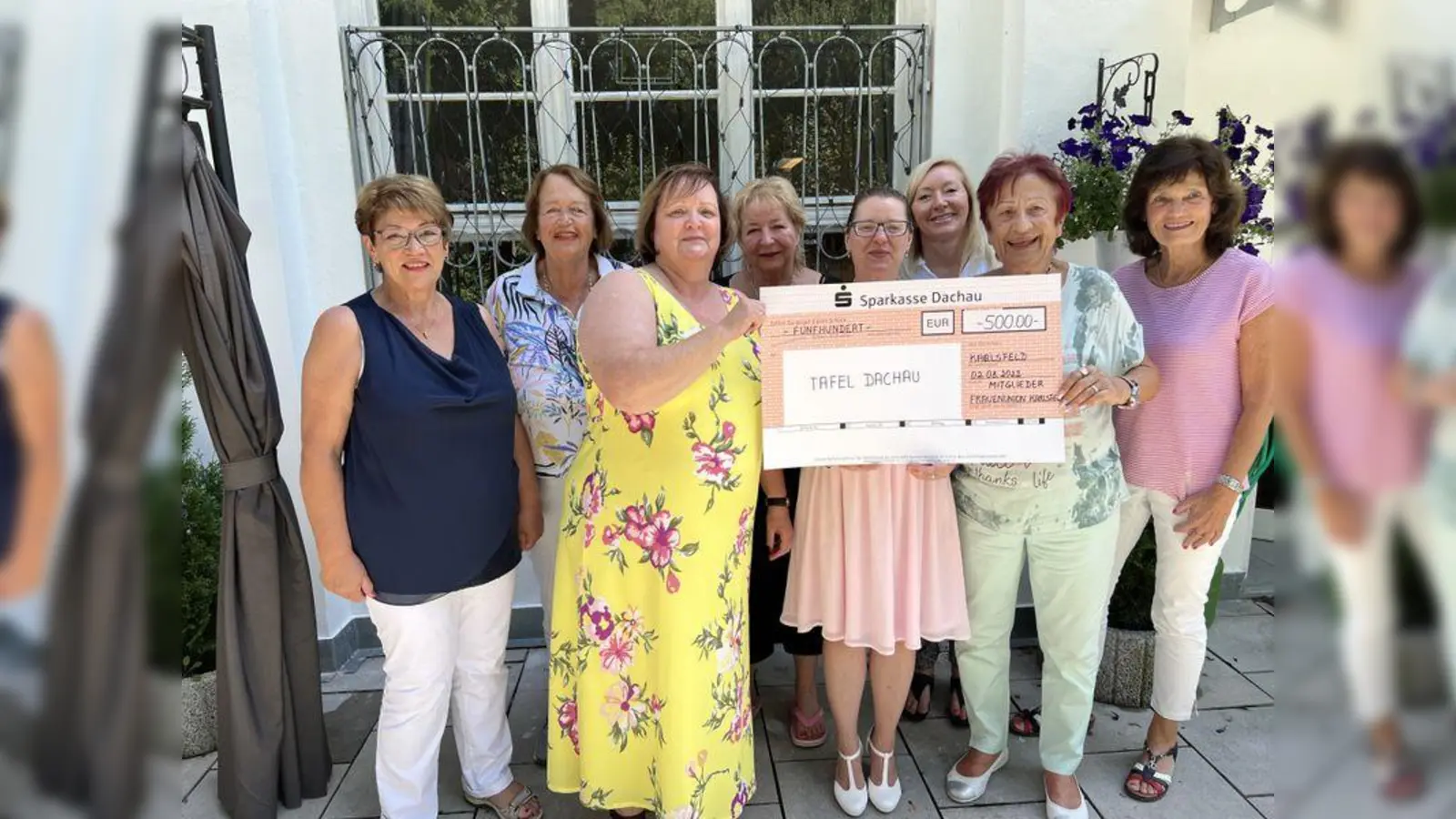 Spendenübergabe mit (von li) Ingrid Brünich, Christine Roth, Cornelia Stadler, Brigitte van Dyck, Alexandra Stadler, Ursula Weber, Edda Drittenpreis und Heidi Fürthner. (Foto: BRK Dachau)
