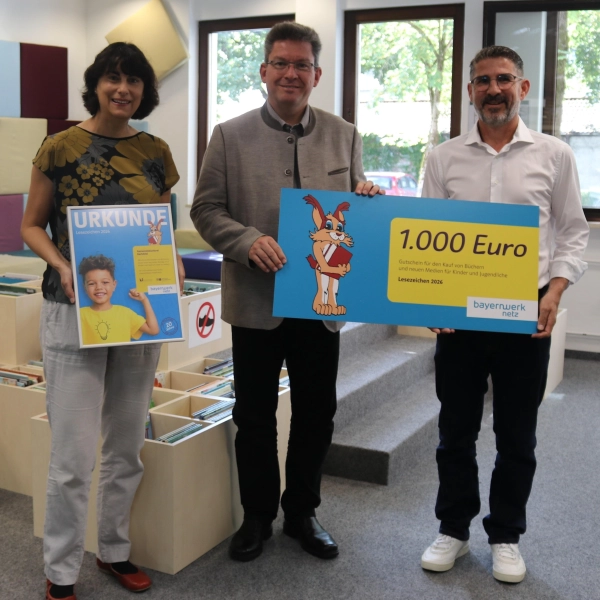 Josef Bestle (r.), Kommunalbetreuer des Bayernwerks, übergab Büchereileiterin Gabriele Küblböck (l.) und Bürgermeister Christian Bieberle das „Lesezeichen“ sowie einen 1.000-Euro-Scheck. (Foto: KA)