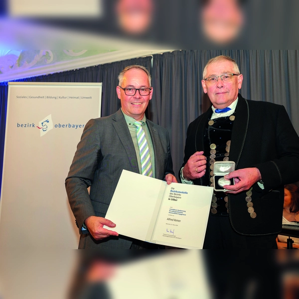 Bezirkstagspräsident Thomas Schwarzenberger (links) überreichte die Auszeichnung an Alfred Reiner. (Foto: Wolfgang Englmaier)