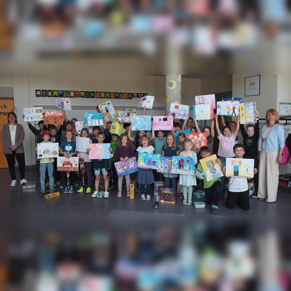 Die Klassensieger der Grundschule Röhrmoos mit der VR-Mitarbeiterin Barbara Schuhmann (links) und der Schulleiterin Sabine Bauer (rechts) (Foto: VR Bank Dachau)
