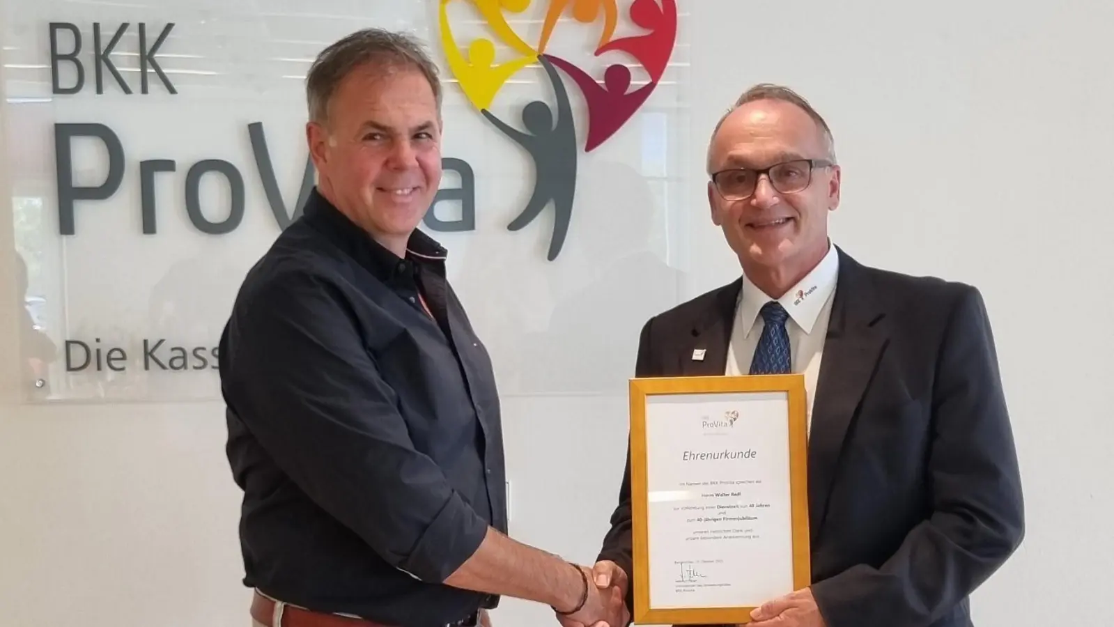 Verwaltungsratsvorsitzender Helmut Faber (li) gratuliert Walter Redl zu seinem 40-jährigen Firmenjubiläum bei der BKK ProVita. (Foto: BKK ProVita)