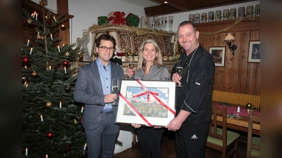 OB Florian Hartmann (links) überreichte ein Dankeschön an Andrea Schneider (Mitte) und Jürgen Vötter vom Zieglerbräu. (Foto: Stadt Dachau)