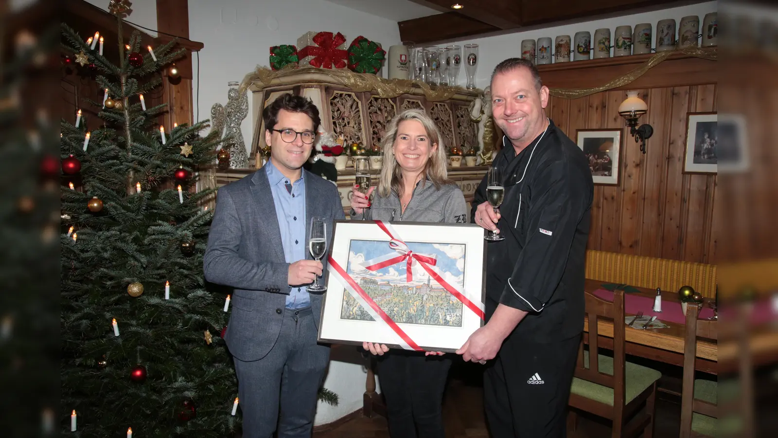 OB Florian Hartmann (links) überreichte ein Dankeschön an Andrea Schneider (Mitte) und Jürgen Vötter vom Zieglerbräu. (Foto: Stadt Dachau)