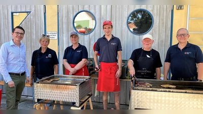 Am Grill Dennis Behrendt, Angelika Gumowski, Petra Holzner, Tobias Jungmann, Ernst Ziegenheim und Dieter Ebermann (von li). (Foto: BRK Dachau)