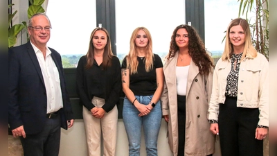 Bürgermeister Kai Kühnel mit Selma Niedersteiner, Lisa Andrasch und Fatjona Tishukaj zusammen mit Ausbildungsleiterin Linda Steger (von li). (Foto: Stadt Dachau)