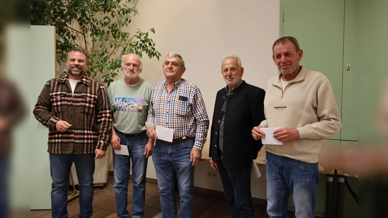 Die drei Erstplatzierten des Turniers erhielten Geldpreise. (Foto: THW Dachau)