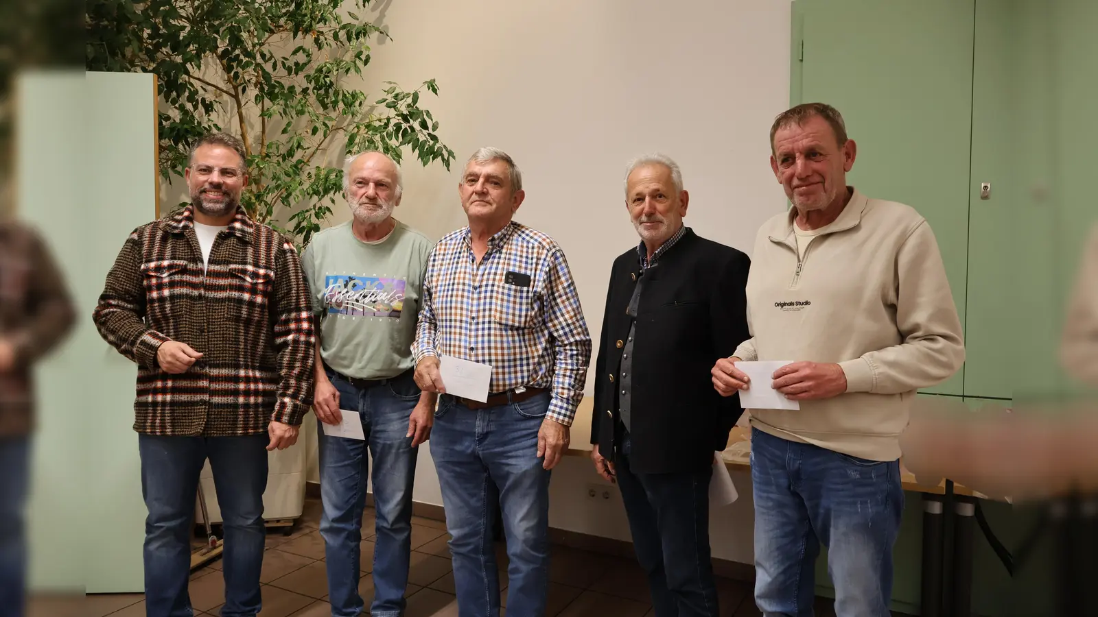 Die drei Erstplatzierten des Turniers erhielten Geldpreise. (Foto: THW Dachau)