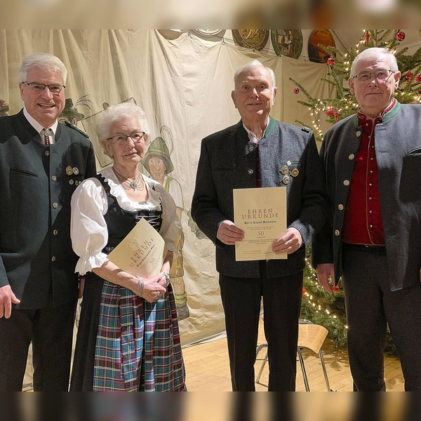 Robert Schäffler (links) und Alfred Reiner (rechts) ehrten Annemarie Glas und Rudolf Bachmann für 50 Jahre Mitgliedschaft. (Foto: Schützenverein)