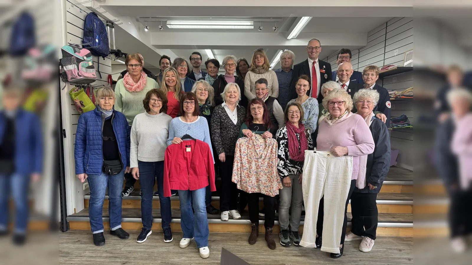 Cornelia Fahrenholz (hintere Reihe 4. v. r.) leitet den neuen RotKreuzShop. (Foto: BRK - Kreisverband Dachau)