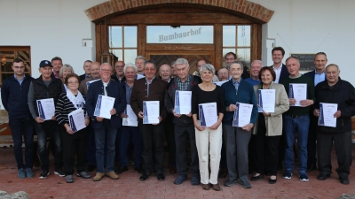 Bankvorstand Klaus Berger (hinten, 2. v. r.) gratulierte gemeinsam mit seinen Kollegen auf den Geschäftsstellen den langjähirgen Mitgliedern.  (Foto: VR Bank Dachau)