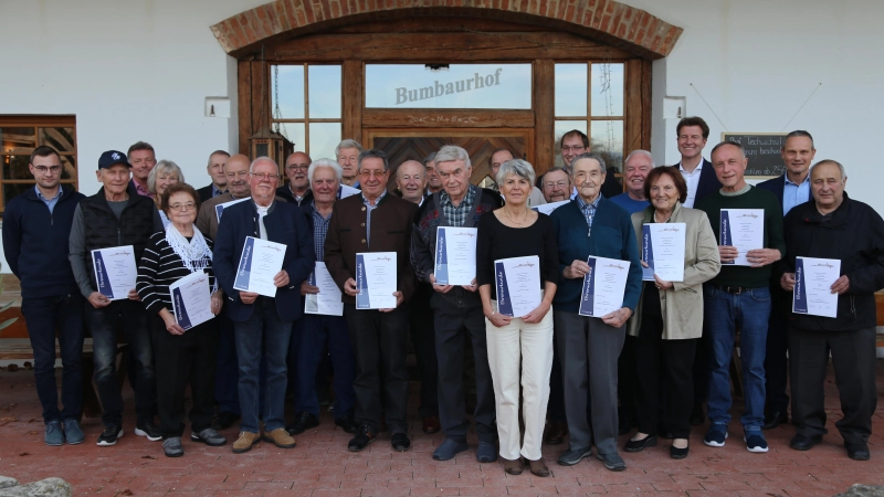 Bankvorstand Klaus Berger (hinten, 2. v. r.) gratulierte gemeinsam mit seinen Kollegen auf den Geschäftsstellen den langjähirgen Mitgliedern.  (Foto: VR Bank Dachau)