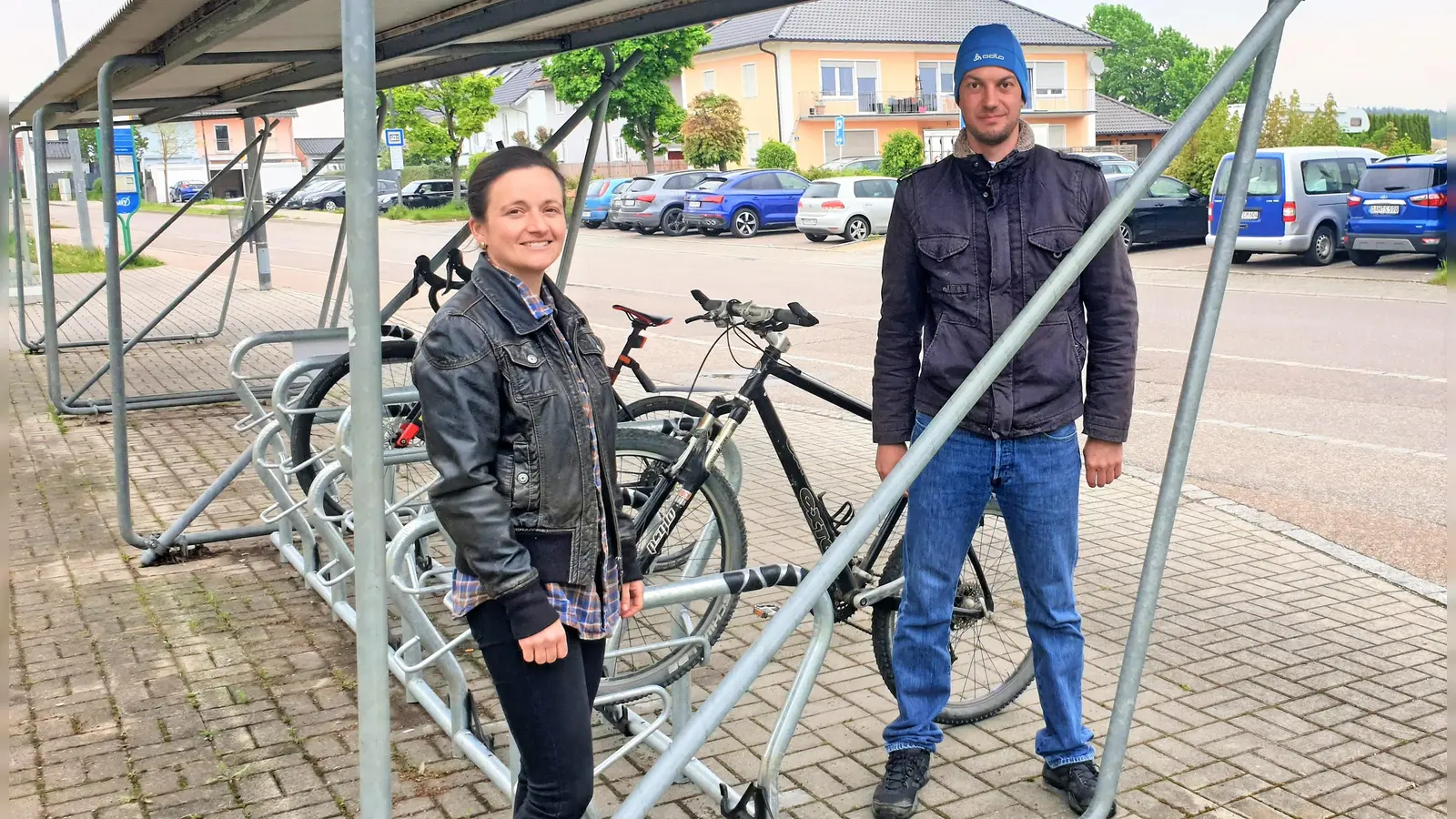 Die Grünen-Gemeinderäte Constanze Feneis und Andreas Humbs, der den Gemeinderats-Antrag für die Radlständer ausgearbeitet hatte.<br> (Foto: B?90/DIE GRÜNEN Röhrmoos)