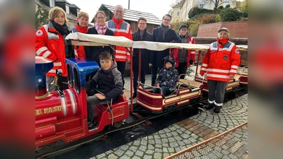 Start der Christkindleisenbahn mit Angelika Kniesl, Angelika Gumowski, Tanja Schmidt, Bernhard Seidenath MdL, OB Florian Hartmann, Dennis Behrendt, Aaron Schmidt und Gudrun Boer. (Foto: BRK Dachau)