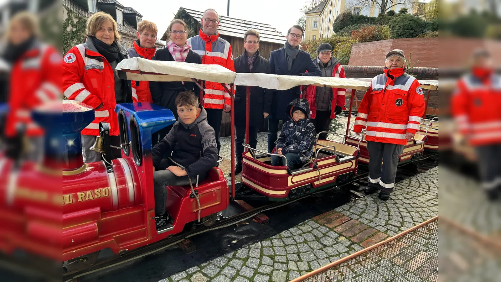 Start der Christkindleisenbahn mit Angelika Kniesl, Angelika Gumowski, Tanja Schmidt, Bernhard Seidenath MdL, OB Florian Hartmann, Dennis Behrendt, Aaron Schmidt und Gudrun Boer. (Foto: BRK Dachau)