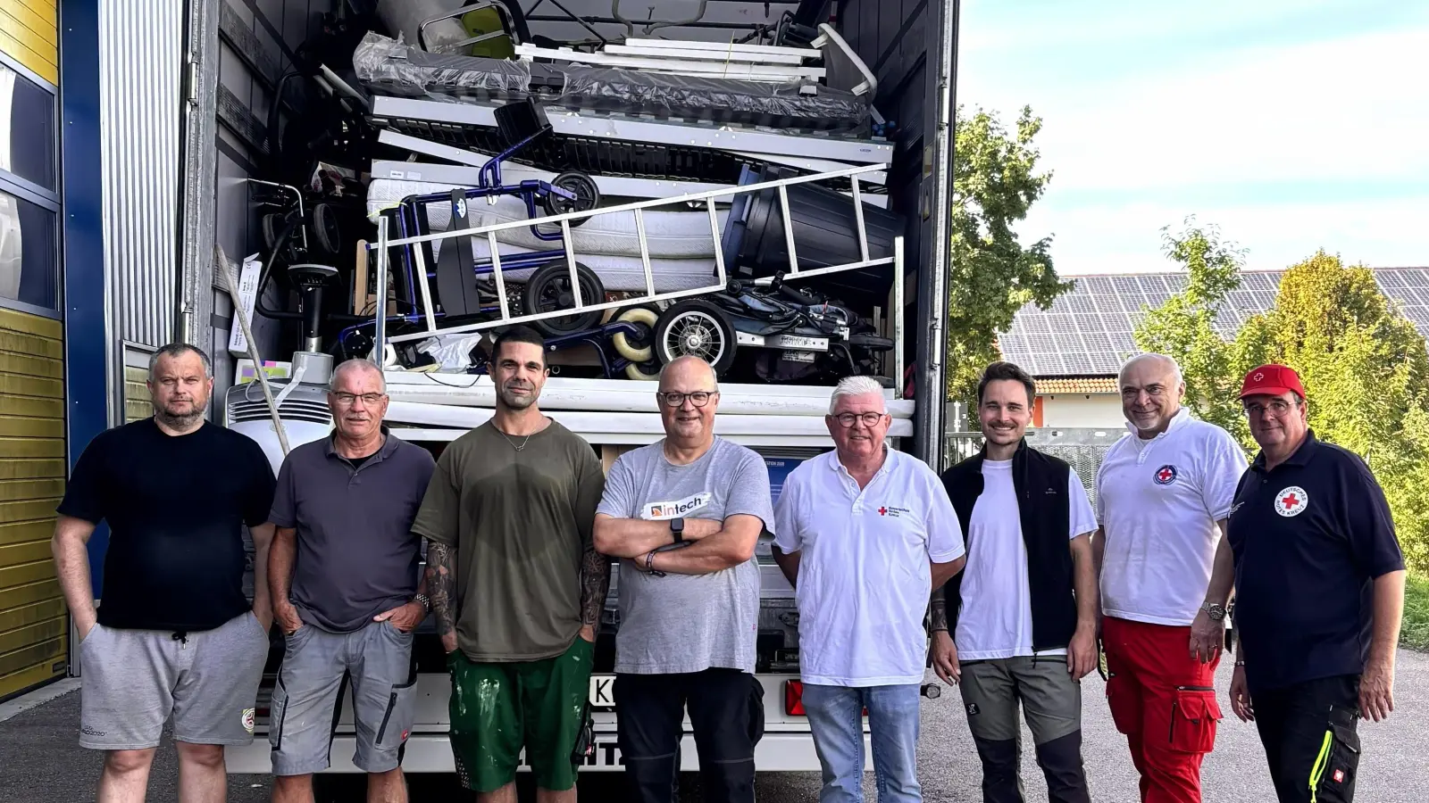 Das Team mit dem beladenen Lkw vor dem Lager in Markt Indersdorf. Inzwischen sind die Hilfsgüter in der Ukraine angekommen.<br> (Foto: BRK Dachau)