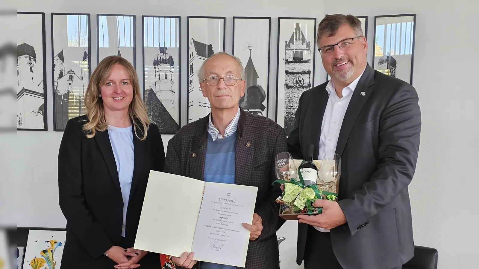 Landrats Stefan Löwl und Sabine Schöttl, Sachgebietsleitung Naturschutz mit Siegfried Lex (mi), der sich nach 40 Jahren im Landratsamt in den Ruhestand verabschiedet. (Foto: © Landratsamt Dachau, Sabrina Schwarz)