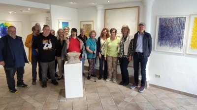 Die Kunstgruppe des Vereins „Behinderte &amp; Freude“ hat die akutelle Ausstellung in der Galerie Lochner besichtigt. (Foto: Behinderte und Freunde e.V.)