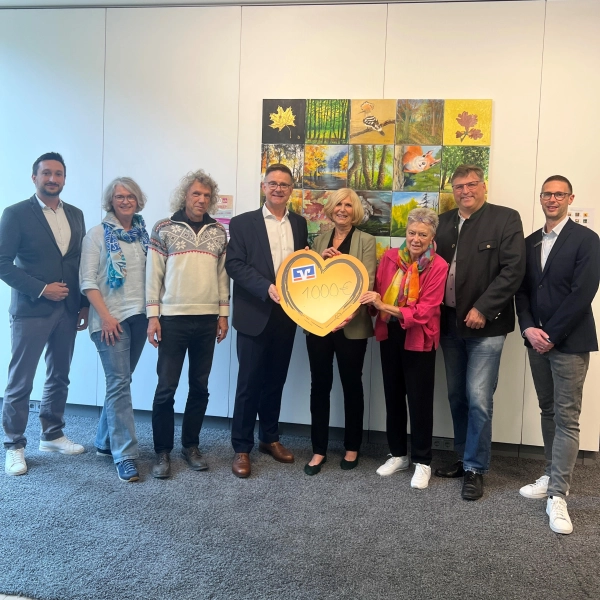 Vor dem Gemeinschaftsbild: Johann Schöpfel (Mitte) überreicht Ruth Rumberger (rechts) und ihrer Stellvertreterin Brigitte Renner den symbolischen Scheck. Von links: Leiter Vertrieb und Marketing Andreas Hohler, Barbara Bernhardt, Hartmut Emig von der FMD. Rechts: Stefan Löwl und VR-Pressesprecher Florian Rohrmüller. (Foto: VR Bank Dachau)