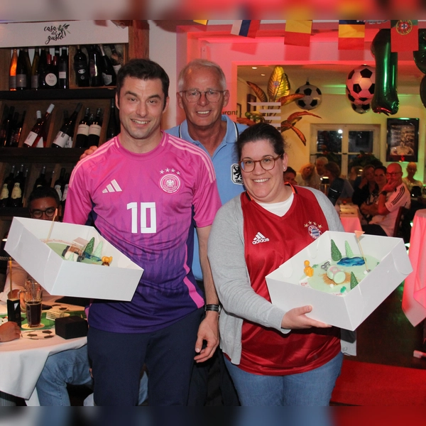 Stephan Röckenwagner vom Golfclub Dachau (links) und Marion Thalmeir aus München-Eichenried (rechts) wurden 2024 Golfmeister und Golfmeisterin. Nicht nur Veranstalter Jochen Neuwert (Mitte) ist gespannt, ob den beiden die Titelverteidigung gelingt.  (Foto: dek)