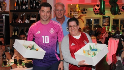Der Dachauer Golfmeister Stephan Röckenwagner vom Golfclub Dachau, Veranstalter Jochen Neuwert und Golfmeisterin Marion Thalmeir aus München-Eichenried. (Foto: dek)
