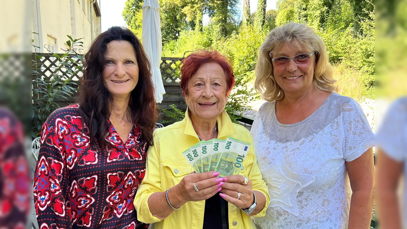 Renate Mooseder (li) und Brigitte Pohla (re) überreichen Edda Drittenpreis die Geldspende. (Foto: BRK)