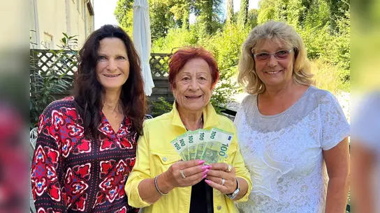 Renate Mooseder (li) und Brigitte Pohla (re) überreichen Edda Drittenpreis die Geldspende. (Foto: BRK)