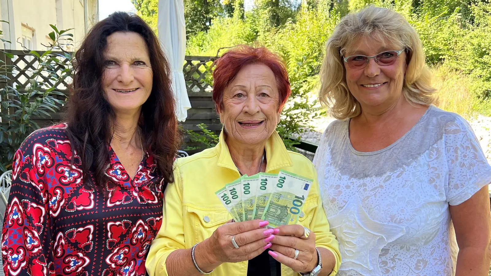 Renate Mooseder (li) und Brigitte Pohla (re) überreichen Edda Drittenpreis die Geldspende. (Foto: BRK)