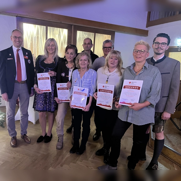 Zwischen zehn und 35 Jahre Dienstzugehörigkeit haben die Geehrten „auf dem Buckel”.  (Foto: BRK – Kreisverband Dachau )