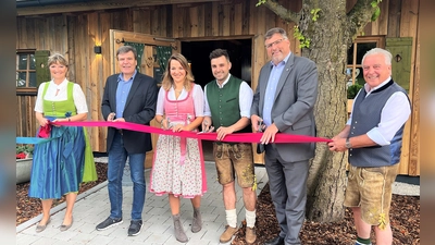 Offizielle Eröffnung mit (von li) Manuele Brandl, Bürgermeister Stefan Kolbe, Julia Baehr, Marc Peters, Landrat Stefan Löwl und Peter Brandl. (Foto: Weimer & Paulus)