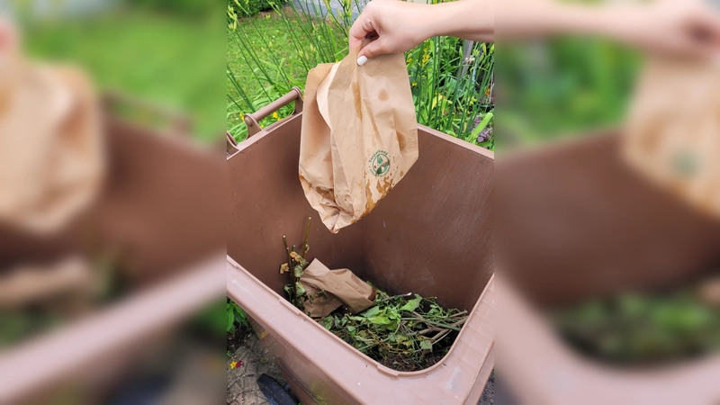 Den Biomüll in einer Papiertüte entsorgen, das hilft bei Hitze. (Foto: Barbara Mühlbauer-Talbi)