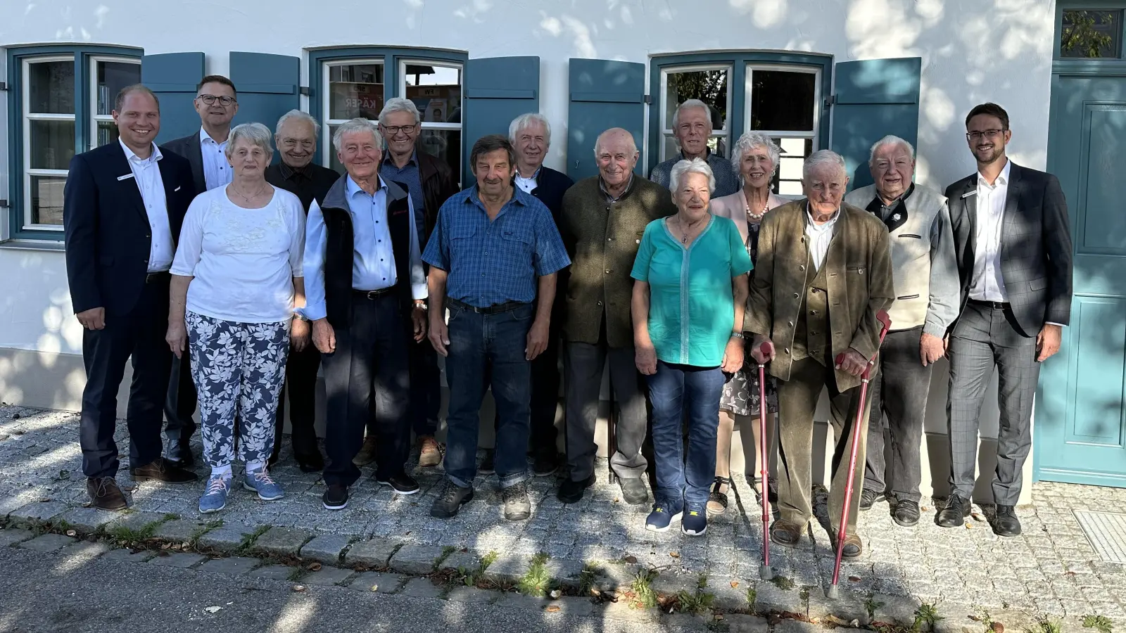 Gemeinsam stärker (von links): Hauptgeschäftsstellenleiter Josef Stichlmair, dahinter Bankvorstand Johann Schöpfel mit den geehrten Mitgliedern. Rechts Geschäftsstellenleiter in Jetzendorf Helmut Schmidt. (Foto: Raiba)